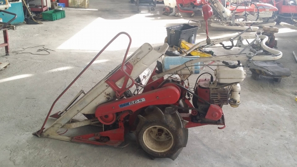 รถเกี่ยวข้าวเดินตามแบบมัดข้าวในตัว KUBOTA  รุ่น  HE305 เก่าญี่ปุ่น เกี่ยวมัด 1 แถว 2 ล้อ