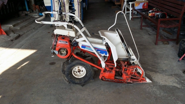 รถเกี่ยวข้าวเดินตามแบบมัดข้าวในตัว KUBOTA  รุ่น RB25DE เก่าญี่ปุ่น เกี่ยวมัด 1 แถว 2 ล้อ