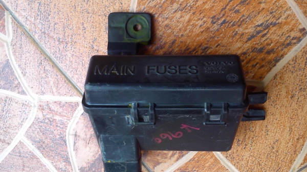 กล่องฟิวส์ MAIN ในห้องเครื่อง ของรถ VOLVO กล่องฟิวส์ MAIN ในห้องเครื่อง ของรถ VOLVO