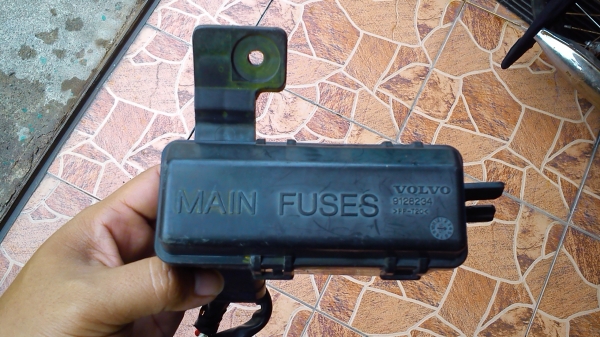 กล่องฟิวส์ MAIN ในห้องเครื่อง ของรถ VOLVO