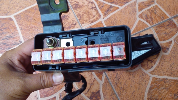 กล่องฟิวส์ MAIN ในห้องเครื่อง ของรถ VOLVO กล่องฟิวส์ MAIN ในห้องเครื่อง ของรถ VOLVO