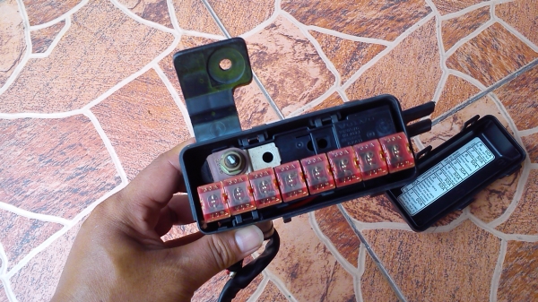 กล่องฟิวส์ MAIN ในห้องเครื่อง ของรถ VOLVO กล่องฟิวส์ MAIN ในห้องเครื่อง ของรถ VOLVO