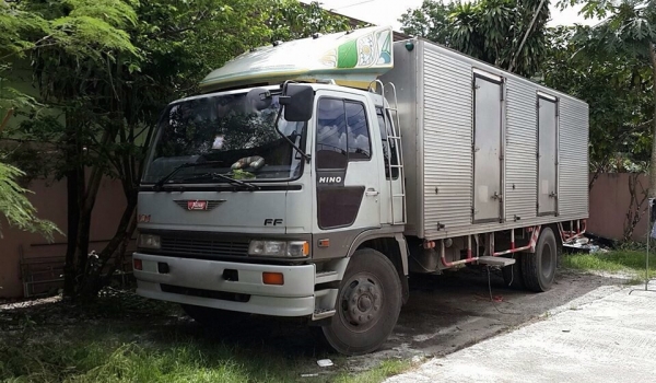 รถฮีโน่ 6 ล้อ ตู้แห้ง FF 195 แรงม้า. ปี 38.    สนใจติดต่อ  081 - 6079515