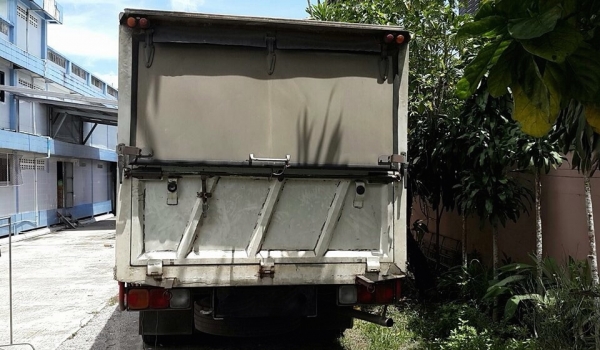 รถฮีโน่ 6 ล้อ ตู้แห้ง FF 195 แรงม้า. ปี 38.    สนใจติดต่อ  081 - 6079515