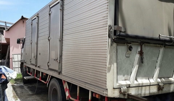 รถฮีโน่ 6 ล้อ ตู้แห้ง FF 195 แรงม้า. ปี 38.    สนใจติดต่อ  081 - 6079515