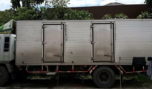 รถฮีโน่ 6 ล้อ ตู้แห้ง FF 195 แรงม้า. ปี 38.    สนใจติดต่อ  081 - 6079515