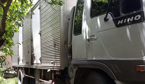 รถฮีโน่ 6 ล้อ ตู้แห้ง FF 195 แรงม้า. ปี 38.    สนใจติดต่อ  081 - 6079515