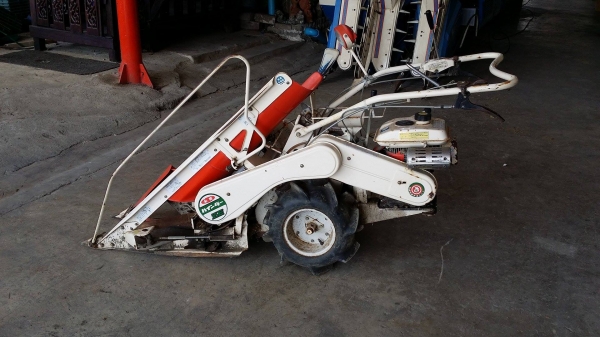 รถเกี่ยวข้าวเดินตามแบบมัดข้าวในตัว KUBOTA  รุ่น ZE30A-M เก่าญี่ปุ่น เกี่ยวมัด 1 แถว 2 ล้อ