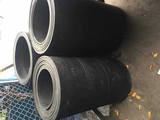 จำหน่าย บังฝุ่นติดรถบรรทุก หนา 10-12มิล หน้ากว้าง 80เซนติเมตร สภาพ 90\% เหลือ 3ม้วน สอบถามโทร 080-6135462