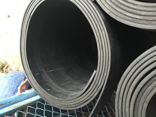 จำหน่าย บังฝุ่นติดรถบรรทุก หนา 10-12มิล หน้ากว้าง 80เซนติเมตร สภาพ 90\% เหลือ 3ม้วน สอบถามโทร 080-6135462