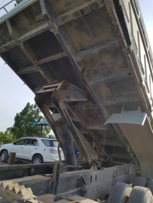 บรรทุกอีซูซุดั้ม 10ล้อ กระบะ195แรง