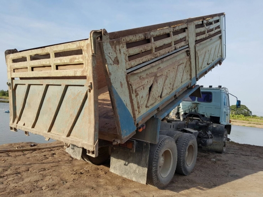 บรรทุกอีซูซุดั้ม 10ล้อ กระบะ195แรง