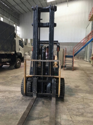 ขายรถยกโฟร์คลิฟท์ดีเซลยี่ห้อ TCM 3 เสาสูง7 เมตร ขายรถยกโฟร์คลิฟท์ดีเซลยี่ห้อ TCM 3 เสาสูง7 เมตร