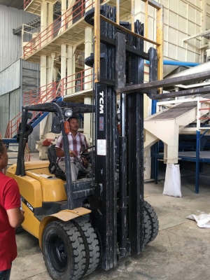 ขายรถยกโฟร์คลิฟท์ดีเซลยี่ห้อ TCM 3 เสาสูง7 เมตร ขายรถยกโฟร์คลิฟท์ดีเซลยี่ห้อ TCM 3 เสาสูง7 เมตร