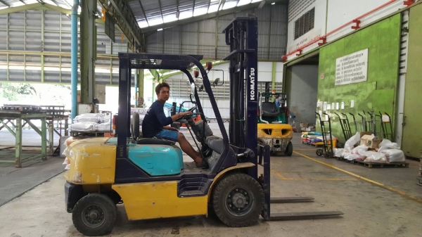 +++ ขายโฟล์คลิฟท์  KOMATSU FD30-14  ขนาด  3.0  ตัน  เครื่องยนต์ดีเซล  เสา  4  เมตร  เกียร์ธรรมดา  ยางลม