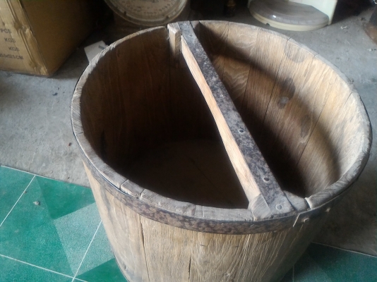 ถังตวงขนาด 20 ลิตร ไม้สักเก่าเก็บสภาพดี ใช้ตวงวัดปริมาตรต่างๆ  อายุชิ้นงานประมาณ 50 ปีขึ้น  สภาพเดิมๆ สวย ฟรีค่าจัดส่ง