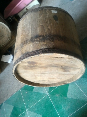 ถังตวงขนาด 20 ลิตร ไม้สักเก่าเก็บสภาพดี ใช้ตวงวัดปริมาตรต่างๆ  อายุชิ้นงานประมาณ 50 ปีขึ้น  สภาพเดิมๆ สวย ฟรีค่าจัดส่ง