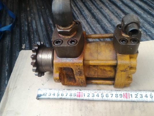 ปั้มไฮดรอลิค ยี่ห้อ SUMITOMO จากญี่ปุ่น เป็นชนิดเกียร์ปั๊ม ทำแรงดันได้ถึง 320 Kg/cm มีดุมสเตอร์ขับติดมาให้ด้วยพร้อมใช้ นำไปเป็นต้นกำลังขับเพื่อทำเครื่องต่างๆได้เลยเช่น เครื่องบดอัด