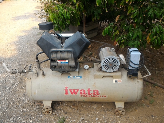 ปั๊มลม ยี่ห้อ IWATA แบบสองสูบ ชนิด Oil - Free ไม่ใช้น้ำมันจากญี่ปุ่น  ถังลมขนาด 180 ลิตร   ให้พร้อมมอเตอร์ขับขนาด 3.5 KW. ( 5 แรงม้า) พร้อมใช้งานได้เลย ใช้ไฟได้ 220 - 380 V.