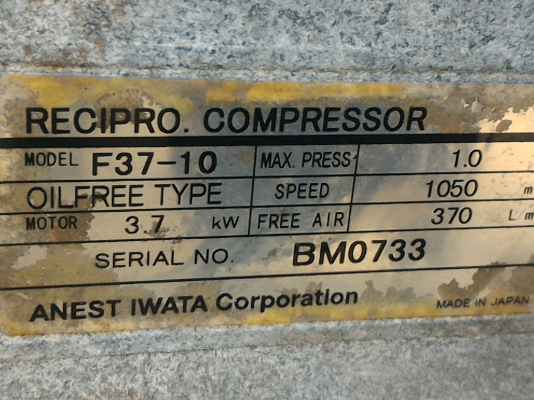 ปั๊มลม ยี่ห้อ IWATA แบบสองสูบ ชนิด Oil - Free ไม่ใช้น้ำมันจากญี่ปุ่น  ถังลมขนาด 180 ลิตร   ให้พร้อมมอเตอร์ขับขนาด 3.5 KW. ( 5 แรงม้า) พร้อมใช้งานได้เลย ใช้ไฟได้ 220 - 380 V.