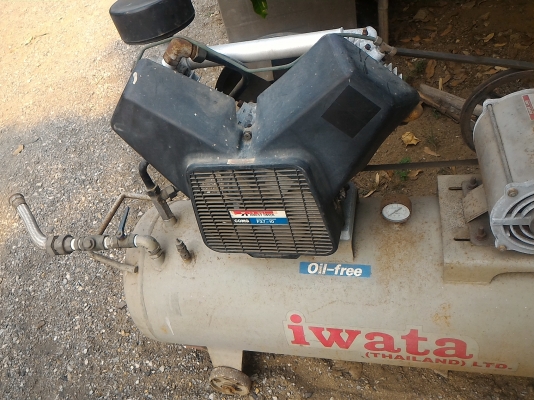 ปั๊มลม ยี่ห้อ IWATA แบบสองสูบ ชนิด Oil - Free ไม่ใช้น้ำมันจากญี่ปุ่น  ถังลมขนาด 180 ลิตร   ให้พร้อมมอเตอร์ขับขนาด 3.5 KW. ( 5 แรงม้า) พร้อมใช้งานได้เลย ใช้ไฟได้ 220 - 380 V.
