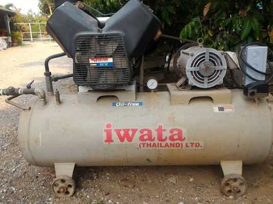 ปั๊มลม ยี่ห้อ IWATA แบบสองสูบ ชนิด Oil - Free ไม่ใช้น้ำมันจากญี่ปุ่น  ถังลมขนาด 180 ลิตร   ให้พร้อมมอเตอร์ขับขนาด 3.5 KW. ( 5 แรงม้า) พร้อมใช้งานได้เลย ใช้ไฟได้ 220 - 380 V.