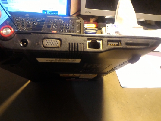 เนตบุ๊คคอมพิวเตอร์พกพา Acer Aspire One หน้าจอ 10.1 นิ้ว  CPU ของ Intel  Atom  แรม 1 GB. พร้อมใช้งานต่อเนตไวไฟ