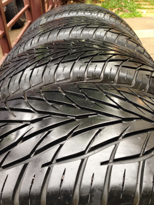 ยาง Toyo 275 55 20 ปี11 ดอกเต็ม ใช้งานน้อย ราคาไม่แพง