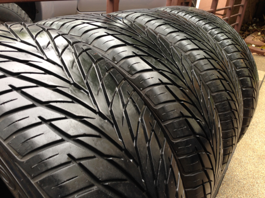 ยาง Toyo 275 55 20 ปี11 ดอกเต็ม ใช้งานน้อย ราคาไม่แพง