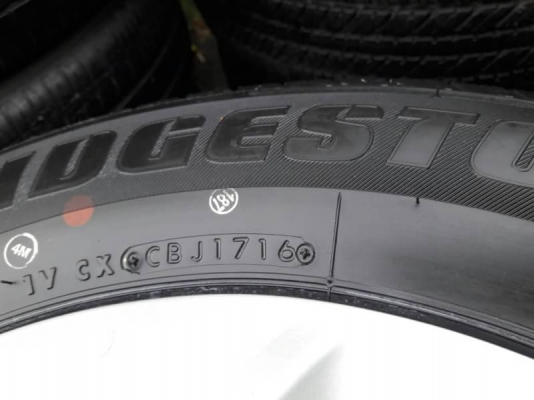 ยาง bridge stone 215/70/16 ปี 16 ถอดป้ายแดงชุดล่ะ 10,500