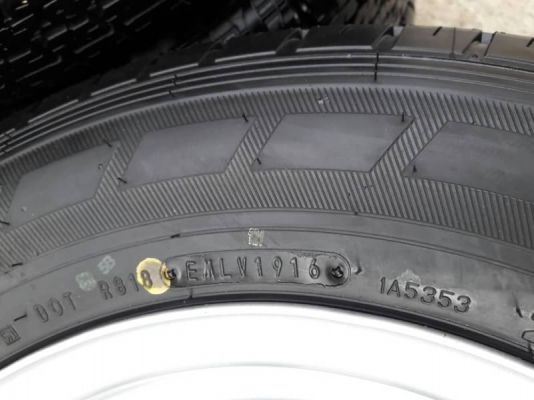 ยาง dunlop 215/70/15 ปี 16 ถอดป้ายแดงชุดล่ะ 8,000