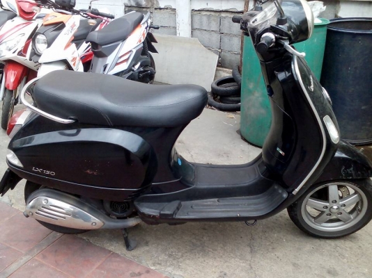 ขาย Vespa 150 LX 150 ปี 54 เครื่องดี ไม่หลวม ชุดสีมีรอยสองฝั่งที่ฝากระเป๋า เล่มพร้อมชุดโอน ทะเบียน 55