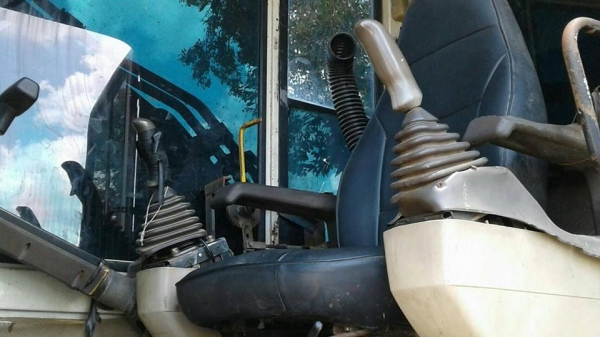 ขายรถแบคโค PC200-5 เครื่องเดิม ช่วงล่างดี เอวแน่น แอร์เย็น คอลโทรลสั้น โซ่ใหม่ เล่มทะเบียนพร้อมโอน ราคา650,000 ดูรถที่อำนาจเจริญ สนใจโทร 090-8588220คุณนะ 093-3258446คุณบิว หรือเข้าดูสินค้าอื่นๆได้ที่ www.narong2truck.com หรือ www.truck.in.th/498 หรือเพจFa