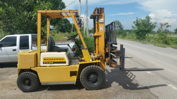 ขายด่วนรถยกKOMATSU FD20-8ดีเซลยกได้2.5ตันยกได้สูง3เมตรงาสไลย์นีบได้รถนอกเพิ่งนำเข้ามายังไม่เคยใช้งานในเมืองไทยเลย