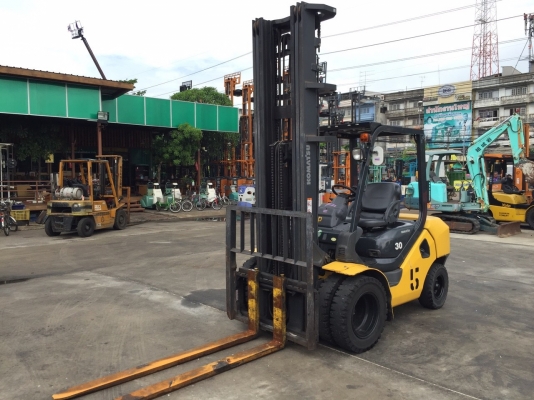 รถยกโคมัสสึรุ่น 17 น้ำหนักยก 3 ตัน เสาสูง 7 เมตร เครื่องดีเซล ใช้งานมาน้อย เกียร์ออโต้ แผงงาสไลด์