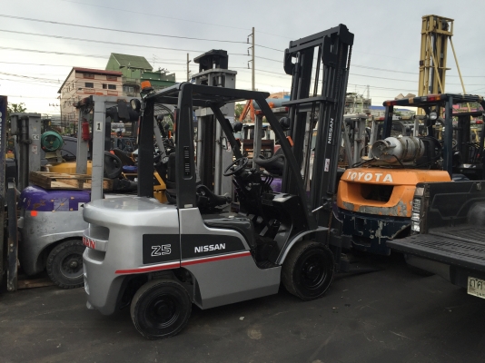 รถยกนิสสัน น้ำหนักยก 2.5 ตัน เสาสูง 4.50 เมตร เครื่องดีเซล เกียร์ธรรมดา งาเทได้
