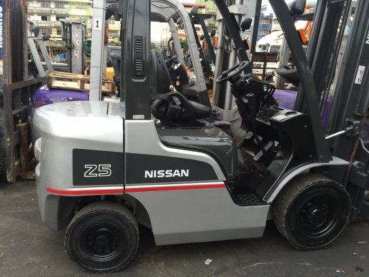 รถยกนิสสัน น้ำหนักยก 2.5 ตัน เสาสูง 4.50 เมตร เครื่องดีเซล เกียร์ธรรมดา งาเทได้