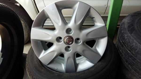 ขายล้อแม็ก nissan march 15"  สนใจติดต่อ ตาเล็ก ล้อและยางครับ 081-3747940