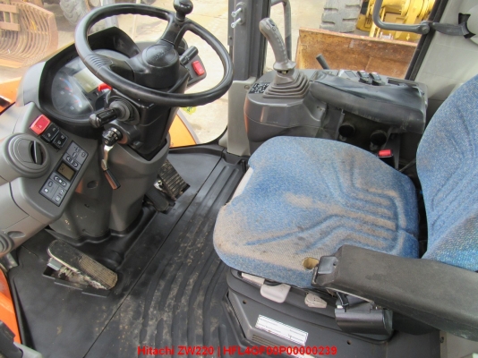 รถตักล้อยางHITACHI ZW220