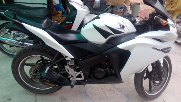 40,000฿ ขายhonba CBR150, ปี2012 เครื่องเดิม150+วิ่งสบายๆ ไฟเหลี้ยวหน้าทรงนินจา ท่อเดิมผ่า ไฟท้ายledไฟเหลี่ยวในตัว ยางใหม่110-140ใหย่กว่าเดิม สภาพตามรุป พร้อมโอน เดือนตุลา ชื่อติดทหารอยู่ขายเพราะจะอัฟCC!!!! สนหลังไมค์!! 40,000฿ ขายhonba CBR150, ปี2012 เครื่องเดิม150+วิ่งสบายๆ ไฟเหลี้ยวหน้าทรงนินจา ท่อเดิมผ่า ไฟท้ายledไฟเหลี่ยวในตัว ยางใหม่110-140ใหย่กว่าเดิม สภาพตามรุป พร้อมโอน เดือนตุลา ชื่อติดทหารอยู่ขายเพราะจะอัฟCC!!!! สนหลังไมค์!!
