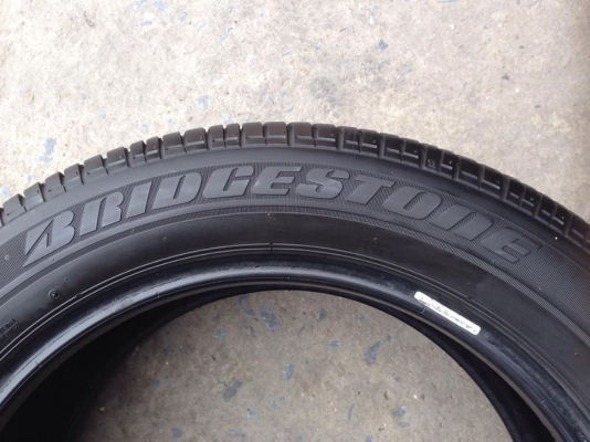 ยาง Bridgstone 215-55-17 ปี 14 ครบชุด 4 เส้น 4500 สภาพสวยๆไม่มีปะไม่บวมไม่กินข้างดอกยางเหลือเยอะเอาไปวิ่งกันใด้อีกยาวค่ะ