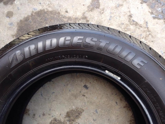 ยาง Bridgstone 215-65-16 ปี 15 ครบชุด 4 เส้น 6000 สภาพสวยๆไม่มีปะไม่บวมไม่กินข้างดอกยางเหลือเยอะเอาไปวิ่งกันใด้อีกยาวค่ะ