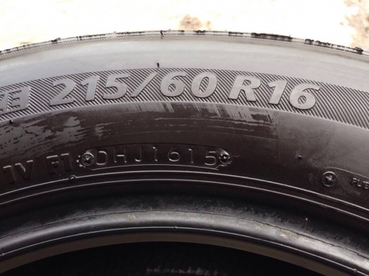 ยาง Bridgstone 215-60-16 ปี 15 ครบชุด 4 เส้น 4000 สภาพสวยๆไม่มีปะไม่บวมไม่กินข้างดอกยางเหลือเยอะเอาไปวิ่งกันใด้อีกยาวค่ะ