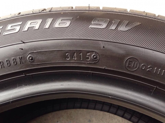 ยาง DUNLOP 205-55-16ปี 15 3 เส้น ปี 14 1เส้น ครบชุด 4 เส้น 4000 สภาพสวยๆไม่มีปะไม่บวมไม่กินข้างดอกยางเหลือเยอะเอาไปวิ่งกันใด้อีกยาวค่ะ