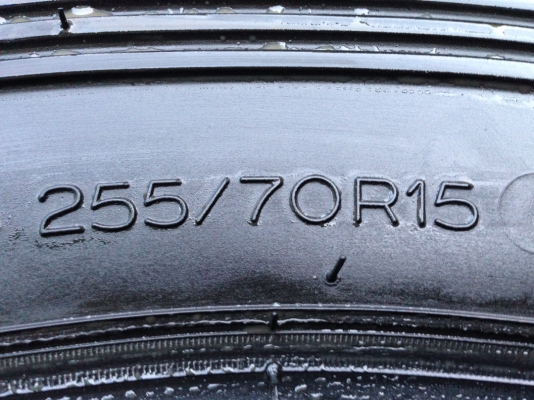 ยาง Michelin Latitude 255 70 15 กลางปี13 ดอกเต็ม ไม่มีปะ ใช้กันยาว ราคาไม่แพง