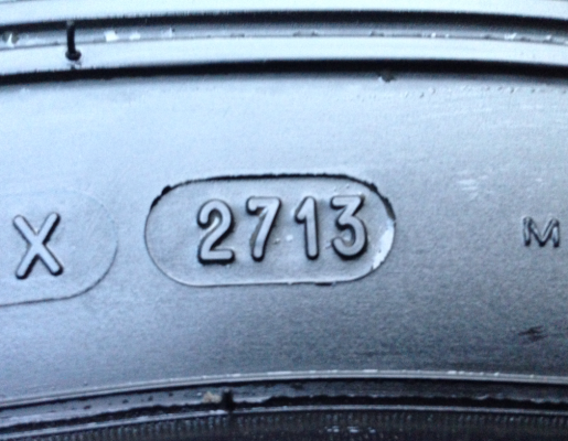 ยาง Michelin Latitude 255 70 15 กลางปี13 ดอกเต็ม ไม่มีปะ ใช้กันยาว ราคาไม่แพง