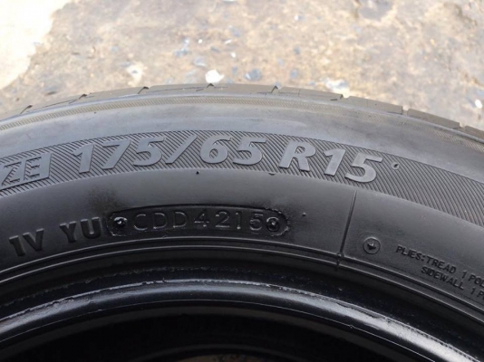ยาง Bridgstone 175-65-15 ปี 15 ครบชุด 4 เส้น 3000 สภาพสวยๆไม่มีปะไม่บวมไม่กินข้างดอกยางเหลือเยอะเอาไปวิ่งกันใด้อีกยาวค่ะ