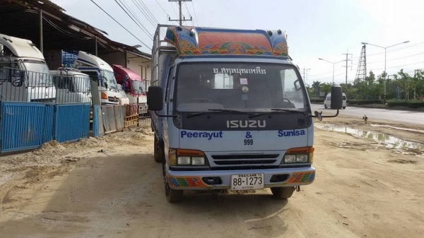 NPR 120แรง ฝาขาวรถห้าง น๊อต 6 เกียร์สั้น ยาว 5 เมตร คัสซีสวย เครื่องฟิตแล้ว กระบะไม่สวย