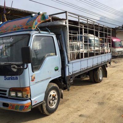 NPR 120แรง ฝาขาวรถห้าง น๊อต 6 เกียร์สั้น ยาว 5 เมตร คัสซีสวย เครื่องฟิตแล้ว กระบะไม่สวย