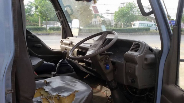 NPR 120แรง ฝาขาวรถห้าง น๊อต 6 เกียร์สั้น ยาว 5 เมตร คัสซีสวย เครื่องฟิตแล้ว กระบะไม่สวย